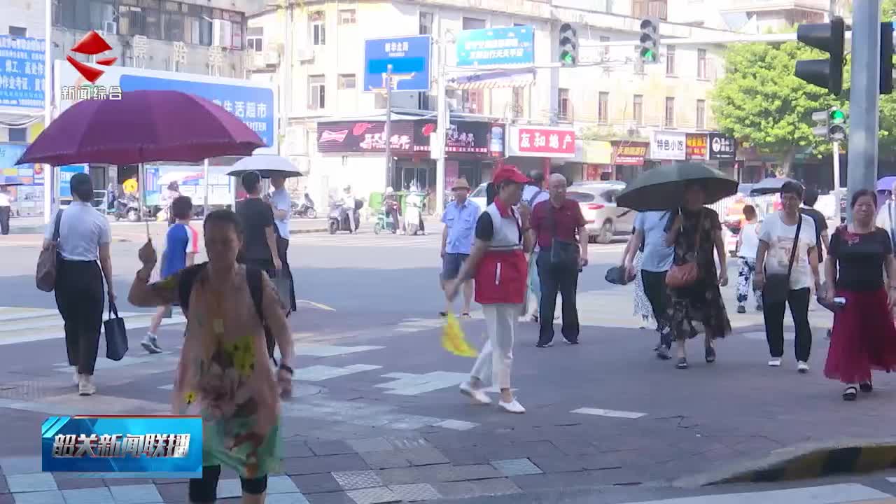 【志愿服務(wù)我先行】返鄉(xiāng)大學(xué)生志愿者積極參與文明交通勸導(dǎo) 助力文明城市創(chuàng)建
