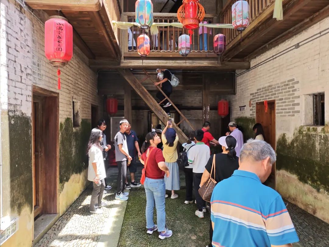 文明旅游正面引導(dǎo)與反面曝光丨文明成底色 不文明現(xiàn)象仍需關(guān)注
