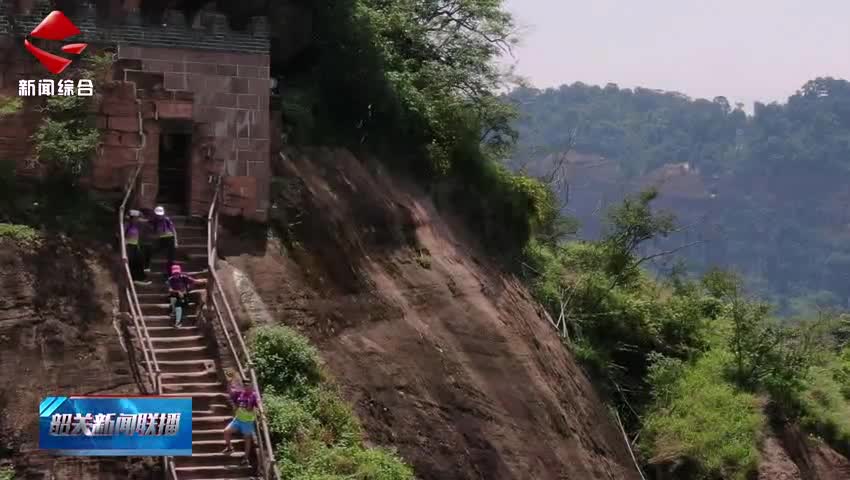 丹霞山吸引萬(wàn)人旅行團(tuán) 首批3500名游客來(lái)韶暢游丹山碧水
